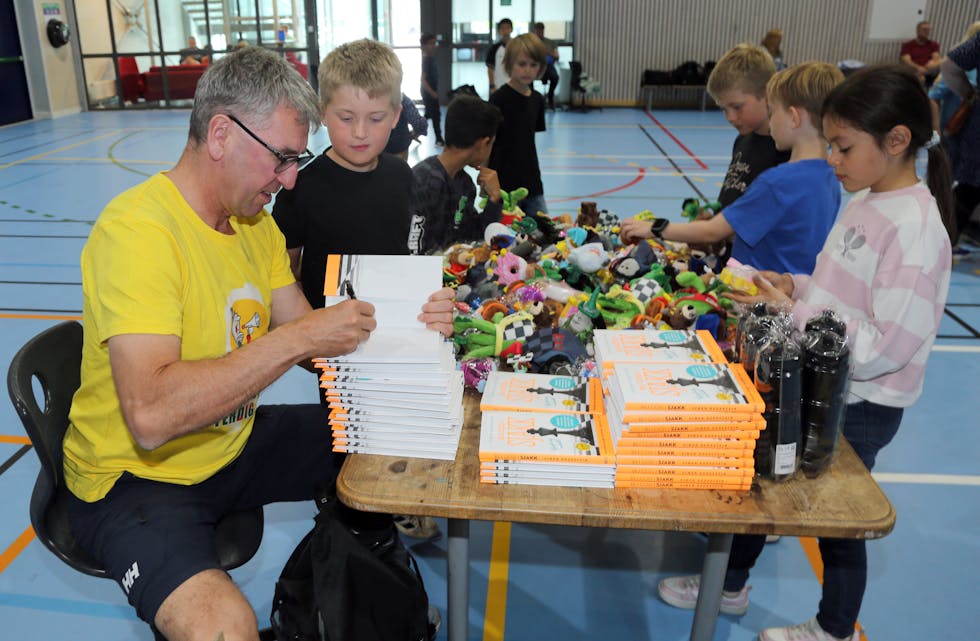 MANGE SIGNATURER: Simen Agdestein signerte sin egen sjakkbok som ble delt ut som premie.