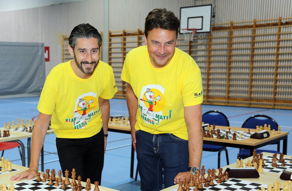 SJAKKINTERESSERTE KONSERNSJEFER: Freddy Sobin i XXL (t v) og Morten Borge i Ferd har fått på seg Dragulf-skjorta og er klar for innsats ved sjakkbrettene.