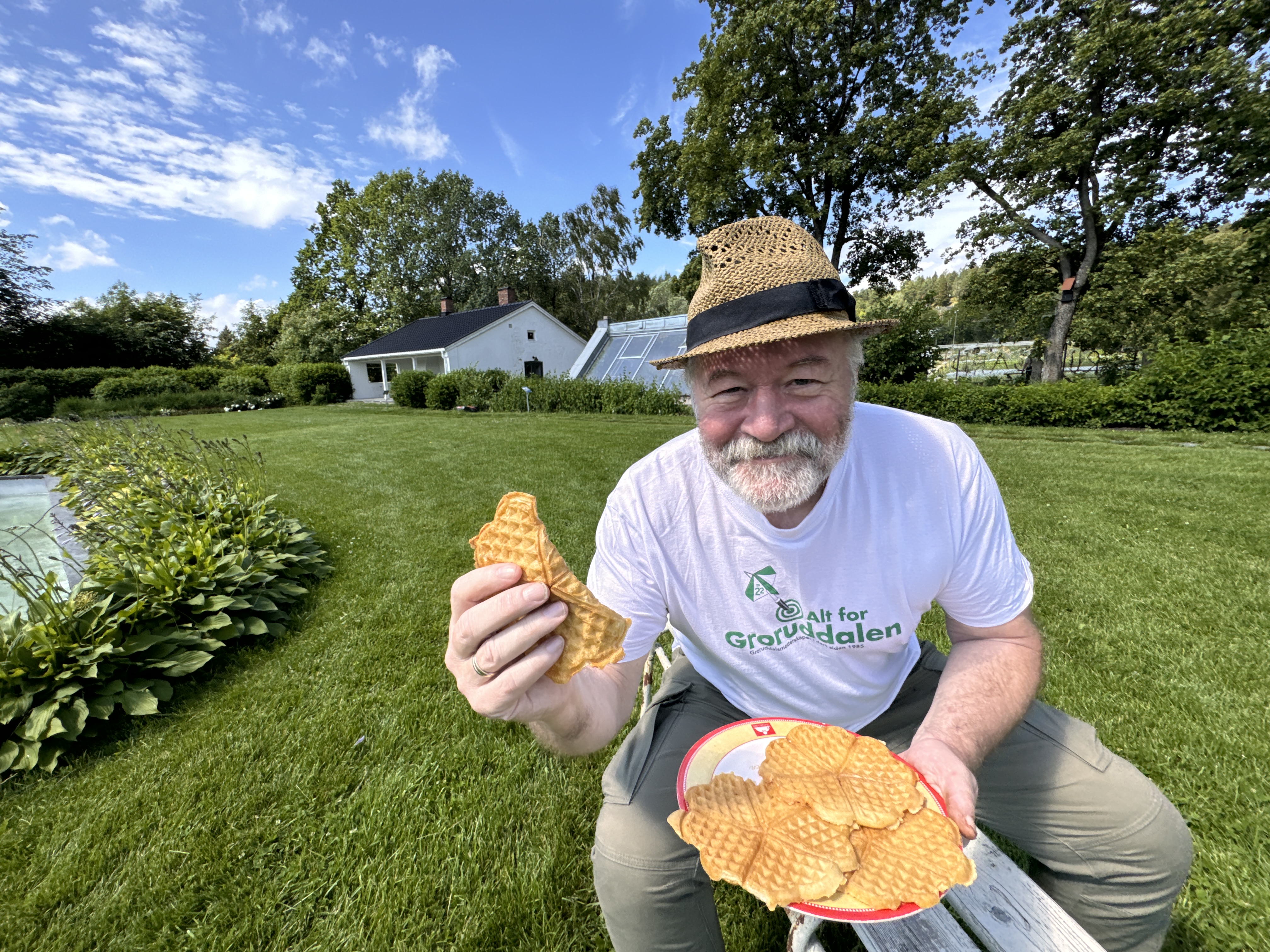 VAFFEL I DET GRØNNE: Vaffel-Wulff befinner seg i grønne omgivelser på et sted med historisk sus - men hvor?