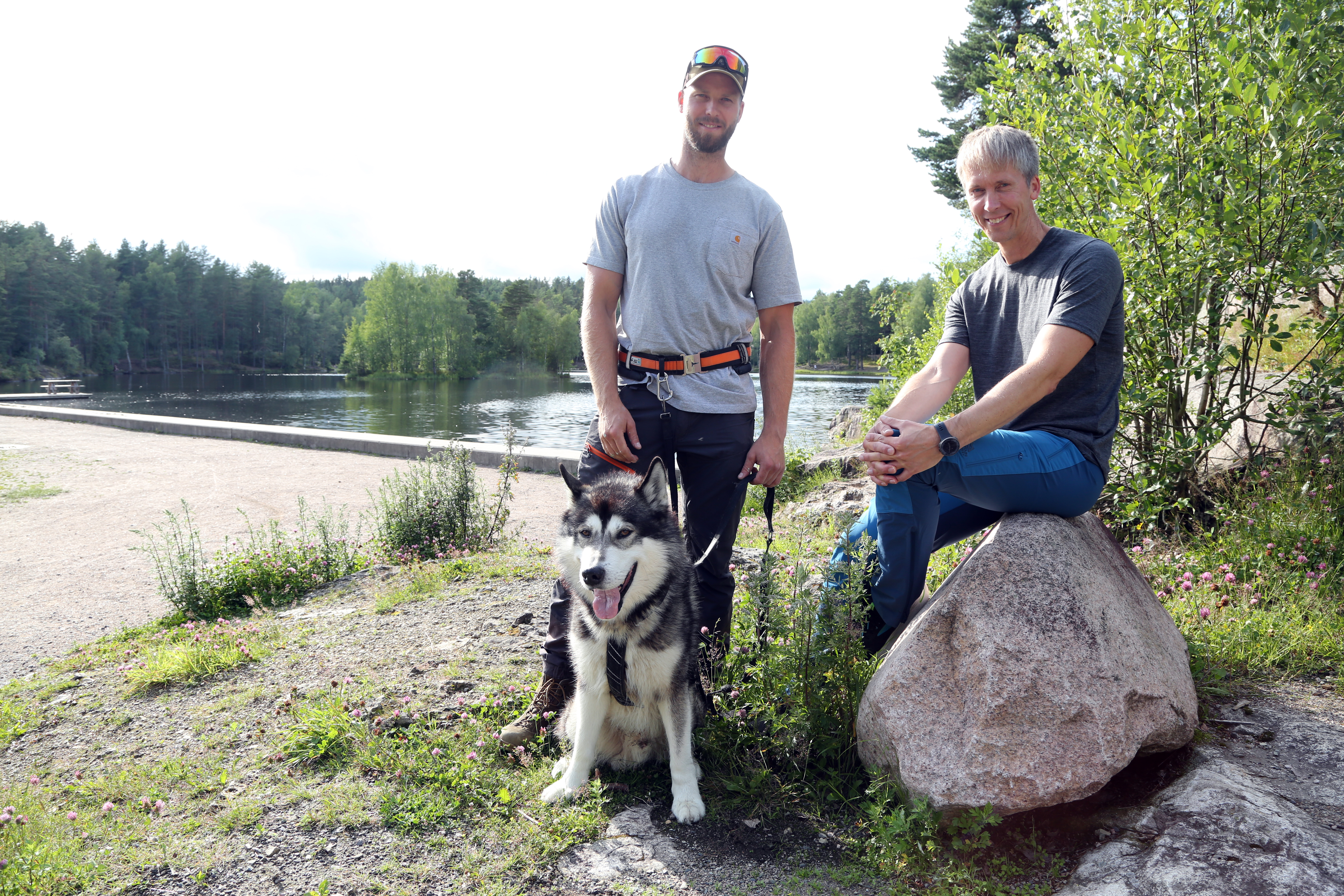 VANDREGLADE BRØDRE: Eirik (t v) og Ketil Isaksen fra Ammerud kom seg opp på alle toppene over 400 meter i Lillomarka - på en og samme tur. Nanook var også med på turen.
