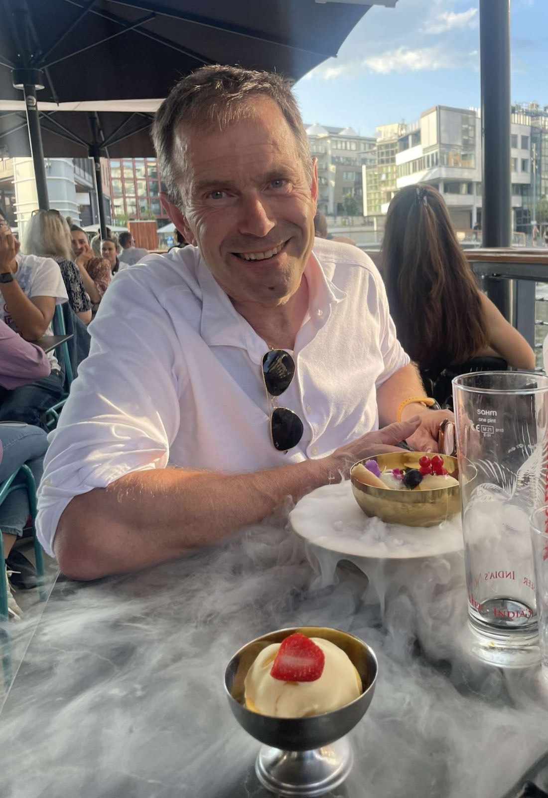 Her sitter Øyvind Mobakken med familien og nyter en deilig middag – og det som ser ut til å være en rykende dessert.