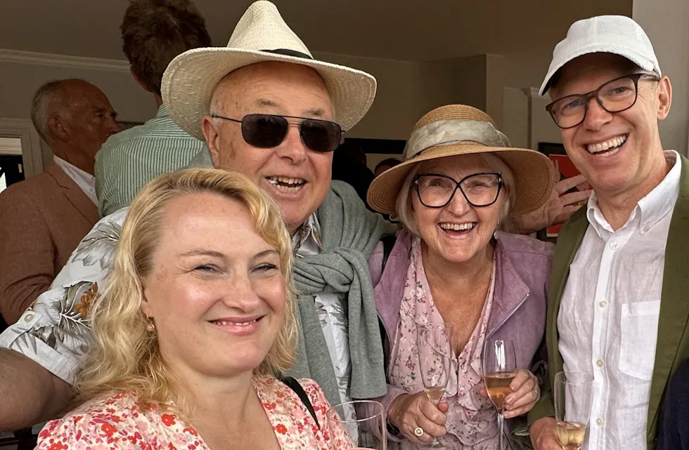 FEIRER MED SINE NÆRMESTE: Vidar H. Noreng feirer den store dagen med familie og venner. Her med kona Berit, dattera Synne og svigersønn Roar.
