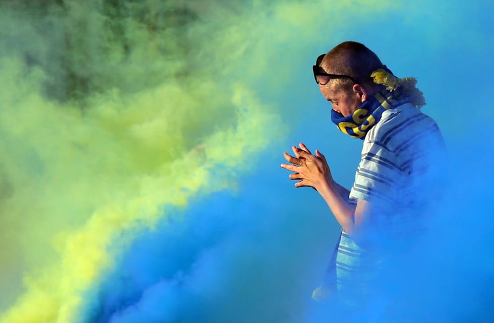 STILLE BØNN: Det var fargerikt på tribunene da Grorud-fansen satte i gang et røykshow - men hverken det eller en bønn om mål til Grorud hjalp denne gangen - dermed 0-0 mot Skeid.
