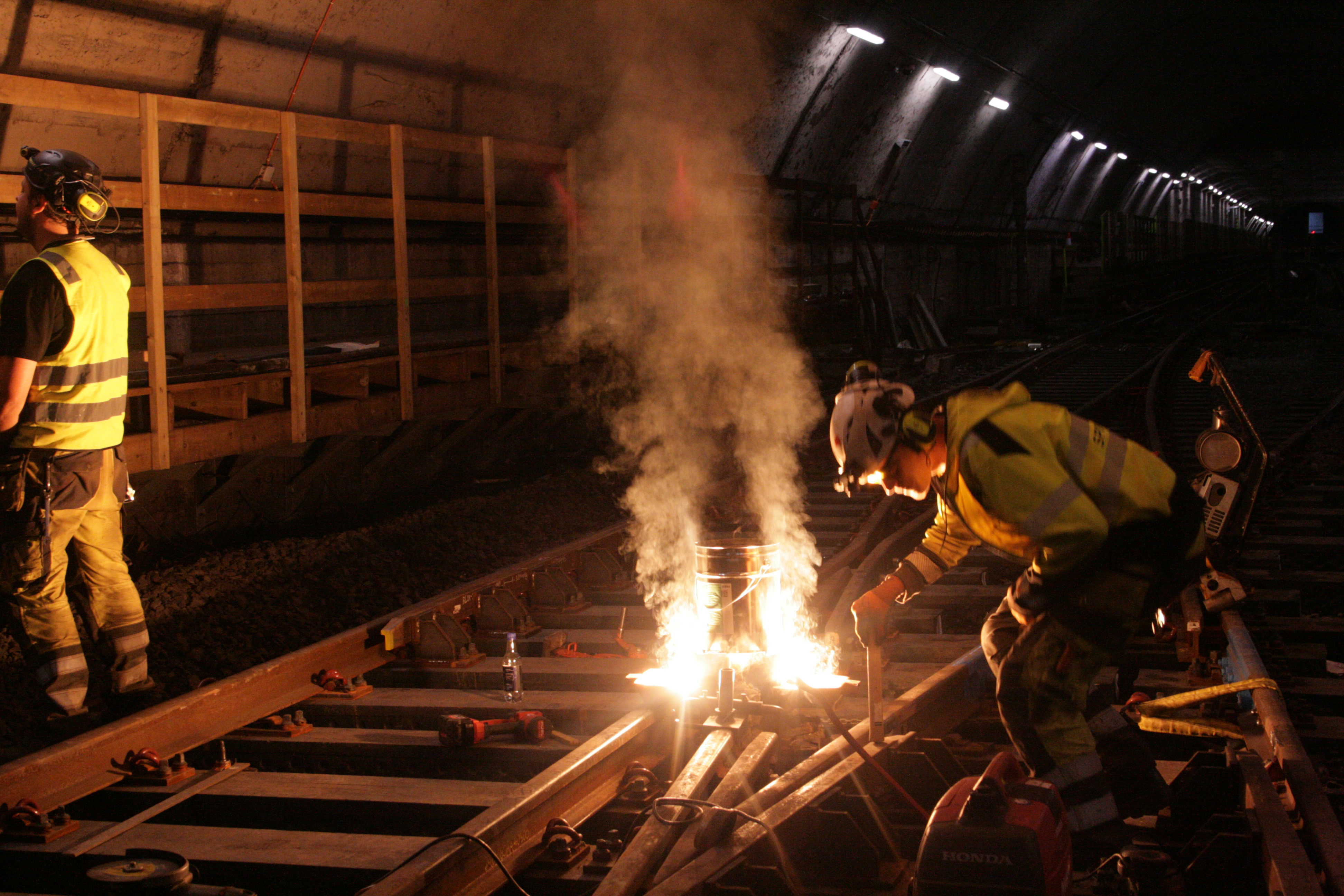 MYE USYNLIG: Tidligere i august var avisa nede på banen for å se på arbeidet. Flere nye skinner er lagt på den stengte strekningen.