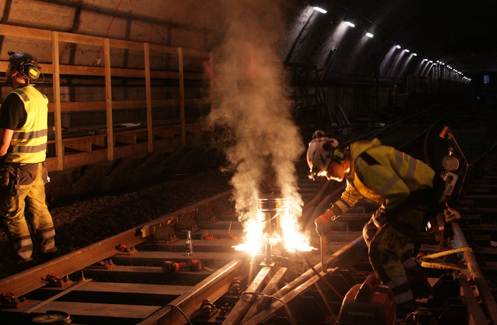 MYE USYNLIG: Tidligere i august var avisa nede på banen for å se på arbeidet. Flere nye skinner er lagt på den stengte strekningen.