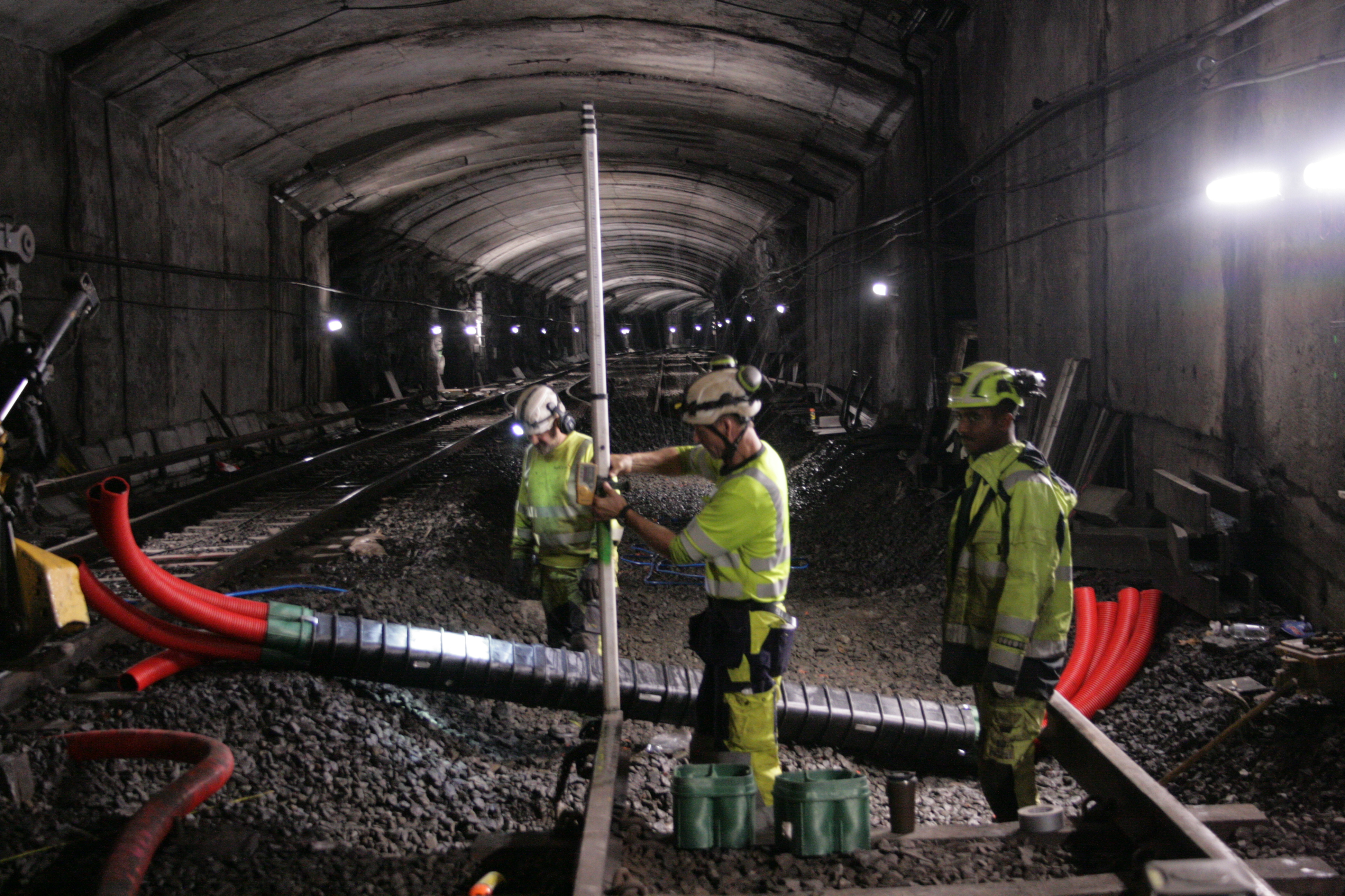 NYE SKINNER: I alt har det blitt lagt 10.000 meter med nye kjøreskinner på Grorudbanen.