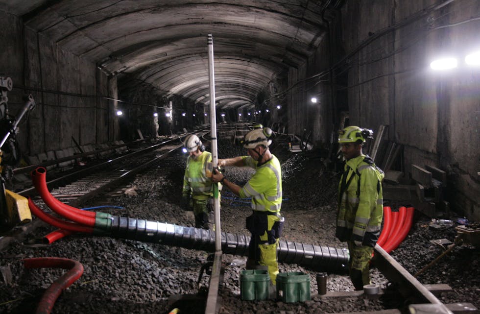 NYE SKINNER: I alt har det blitt lagt 10.000 meter med nye kjøreskinner på Grorudbanen.