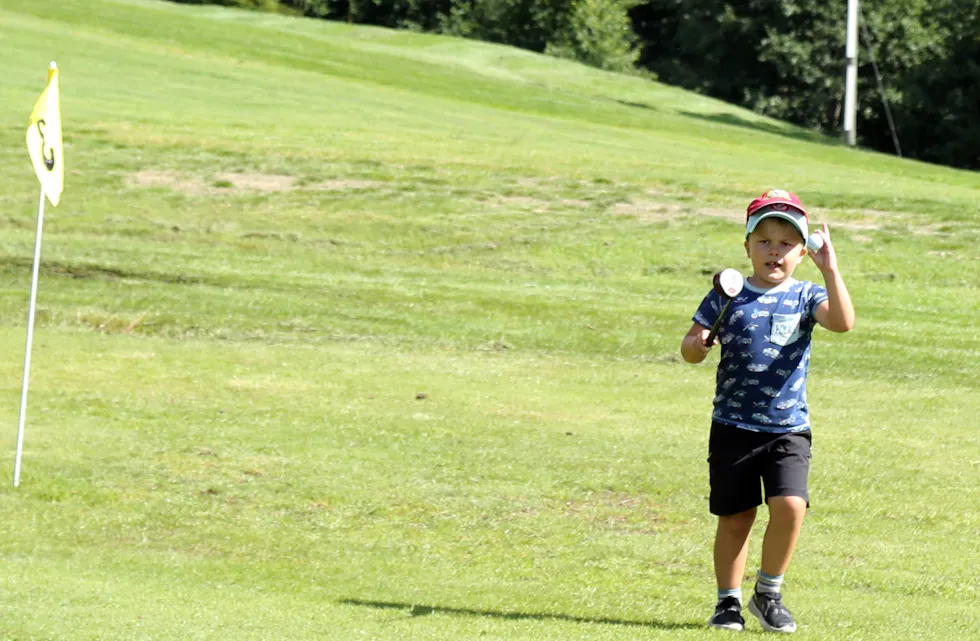ENTUSIASTISK SMÅGUTT: Ask (6) stortrives på golfbanen.
