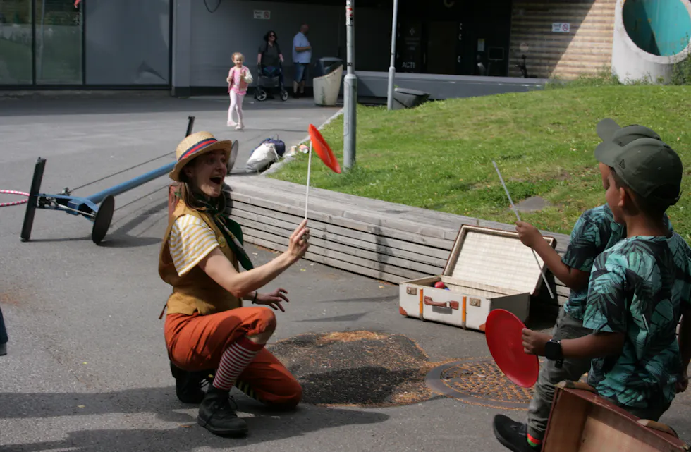 GØYAL UNDERHOLDNING: På Trygve Lies plass holdt Flying Circus på med sirkuskunster, og lærte også bort litt triks til både barn og voksne. Som å snurre en tallerken på en pinne.