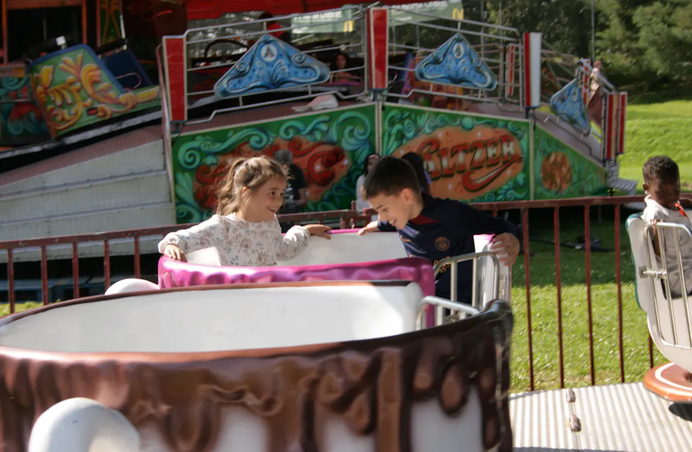 EKSOTISK: Triana (6) og Ryan (11) var blant barna som brukte fredagen på å kjøre karusell på Furuset.