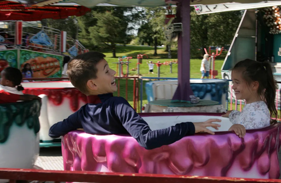 GØYALT: Ryan (11) og Triana (6) koser seg i tekoppene.