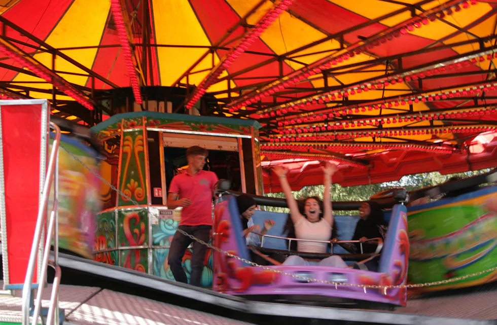 HEFTIG SNURRING: Selve karusellen beveger seg allerede fort. Så kan du legge på at det med jevne mellomrom blir snurret litt ekstra. Nok til å bli helt fortumlet.