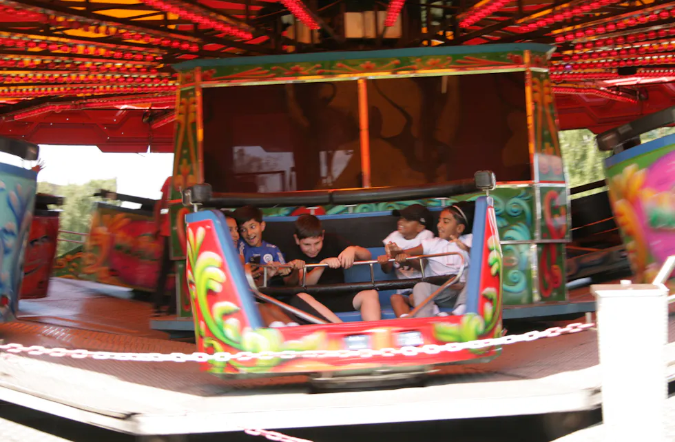 FULL FART: Hei hvor det går! Denne karusellen passer nok best for de litt eldre (eller veldig tøffe).