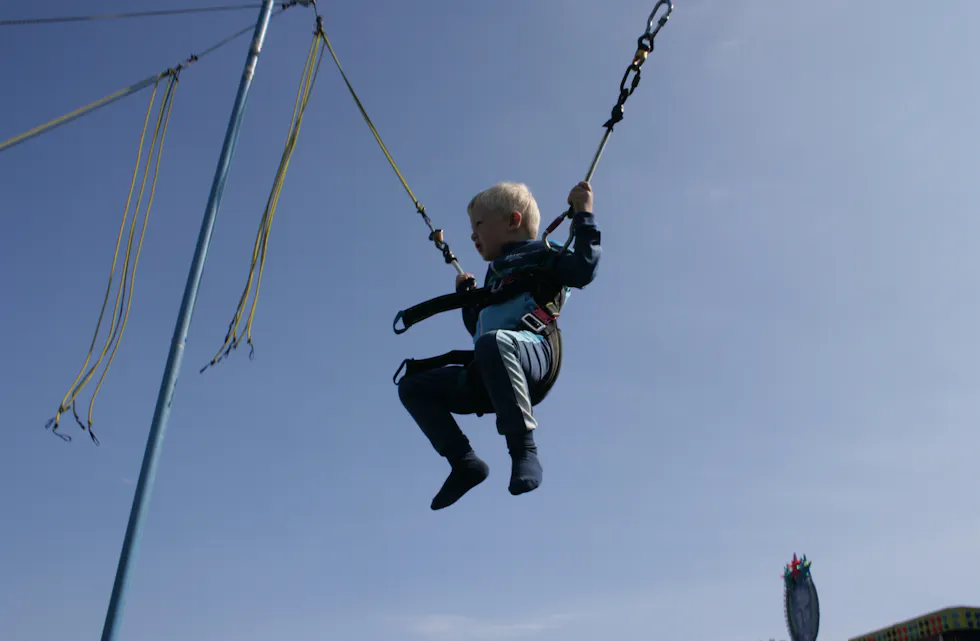 FLYR HØYT: Brage (4) hadde vært på Furusetfestivalen på fredag med barnehagen, men på lørdag fikk han ta en ny tur med mamma. Da måtte han få prøve trampolina som lar han hoppe mange meter opp i lufta.