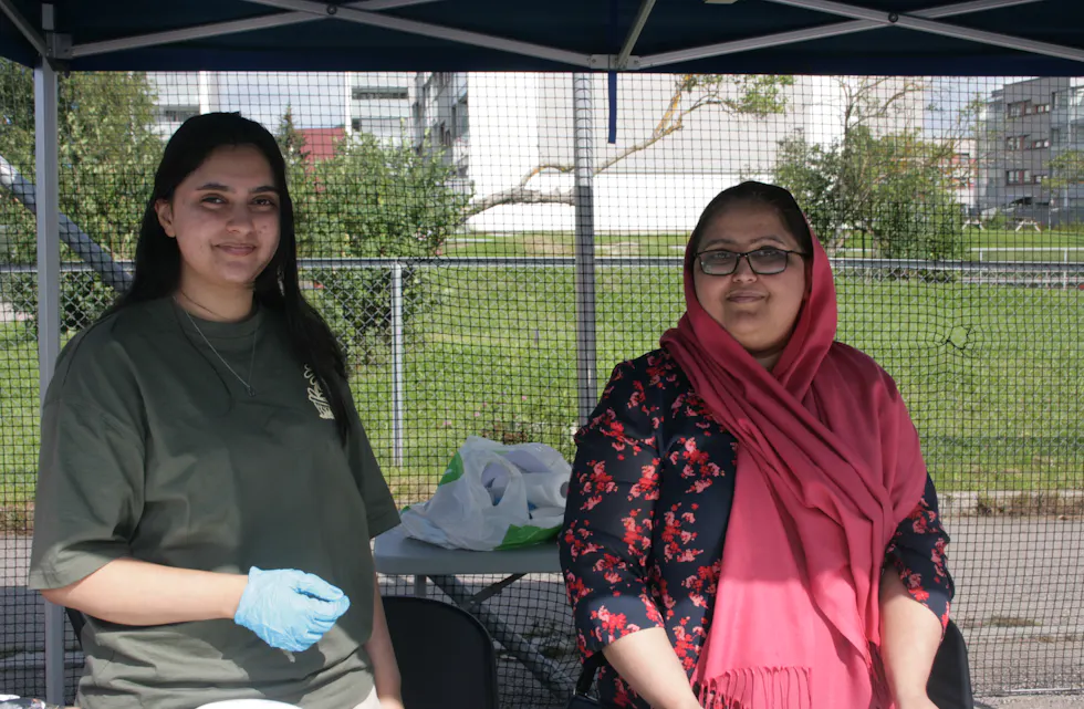 FØRSTE GANG: Zafreen (t.v.) og Zaida har lagd pakistansk mat. De stiller for første gang med matbod på Furusetfestivalen.