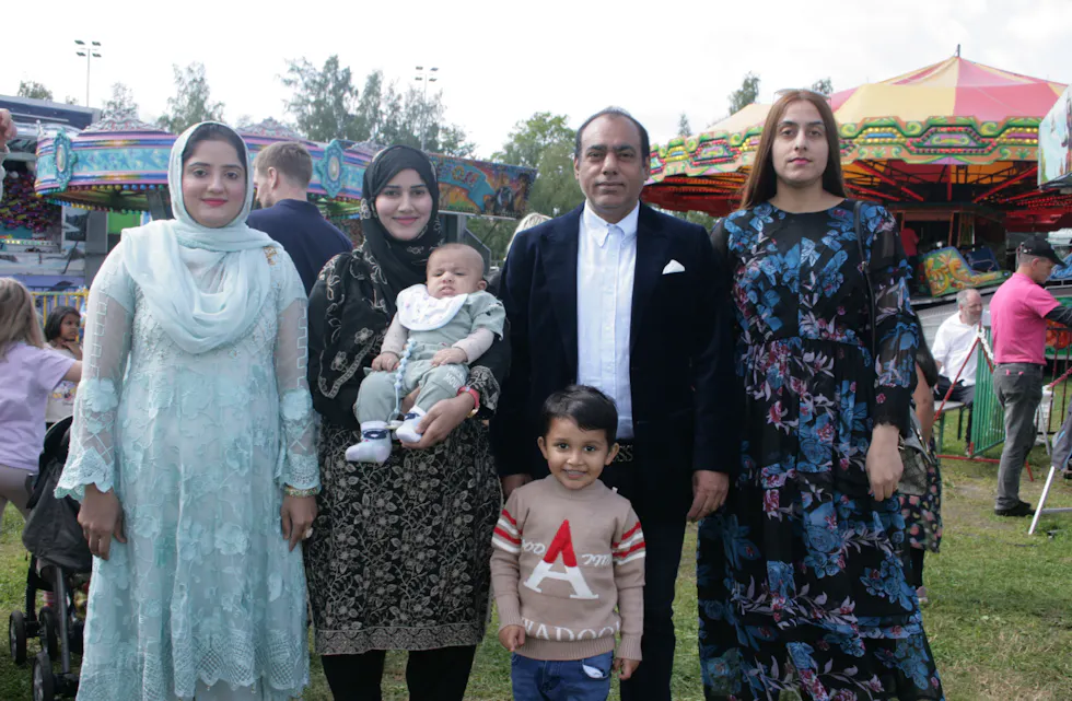 FOR HELE FAMILIEN: Denne familien hadde funnet fram finstasen for anledningen, noe som avisa selvsagt måtte ta et bilde av.