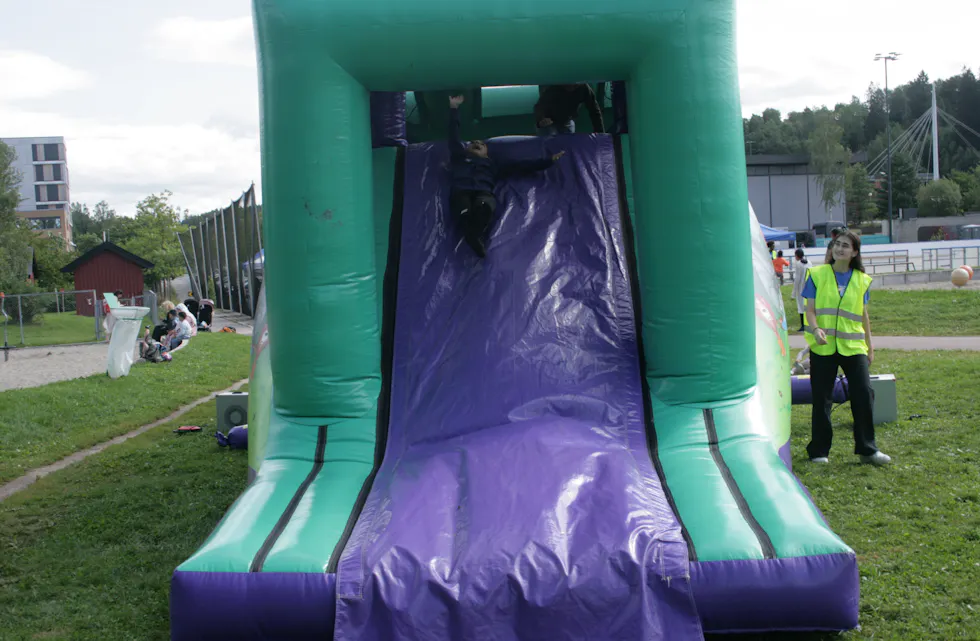 HOPPESLOTT-MORO: Å prøve seg på hinderløypa i hoppeslottet var populært. Her kunne man konkurrere mot en annen og se hvem som kom seg raskest ut.