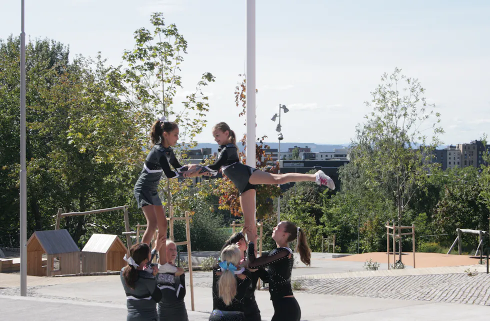 IMPONERTE: Cheerleaderne i Galaxy viste seg fram på åpningen.