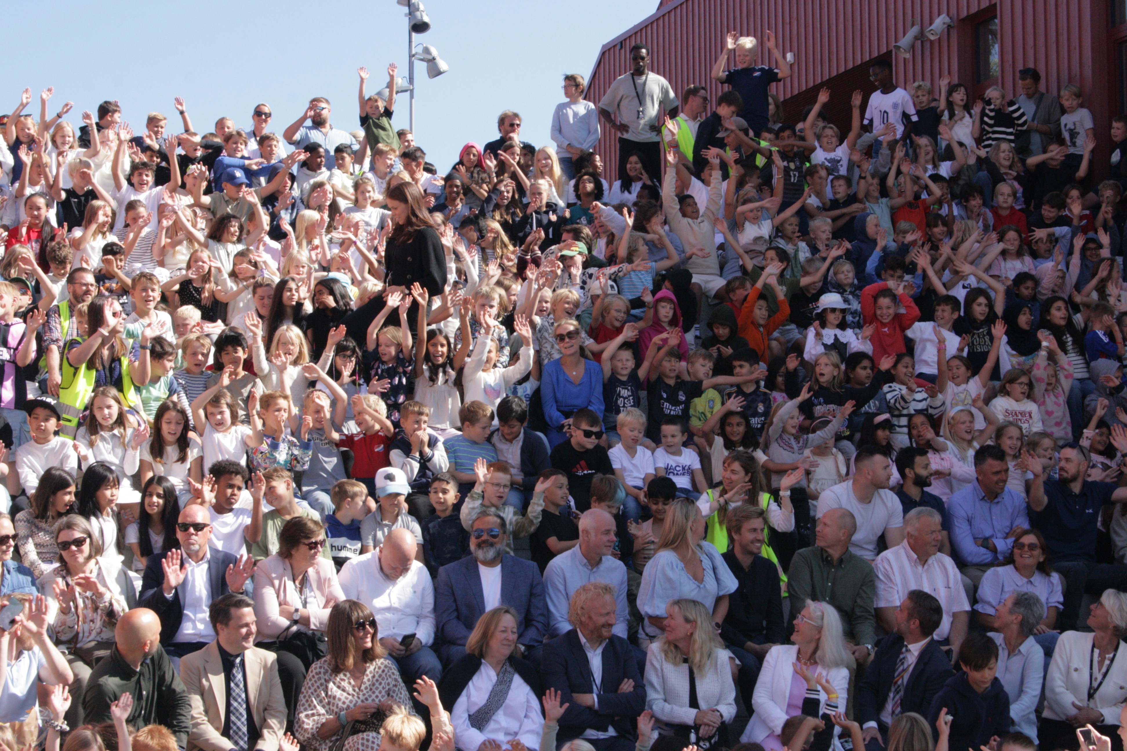 FESTSTEMNING: Det var elektrisk stemning blant barn og voksne på skolen da den offisielle åpningen ble feiret.