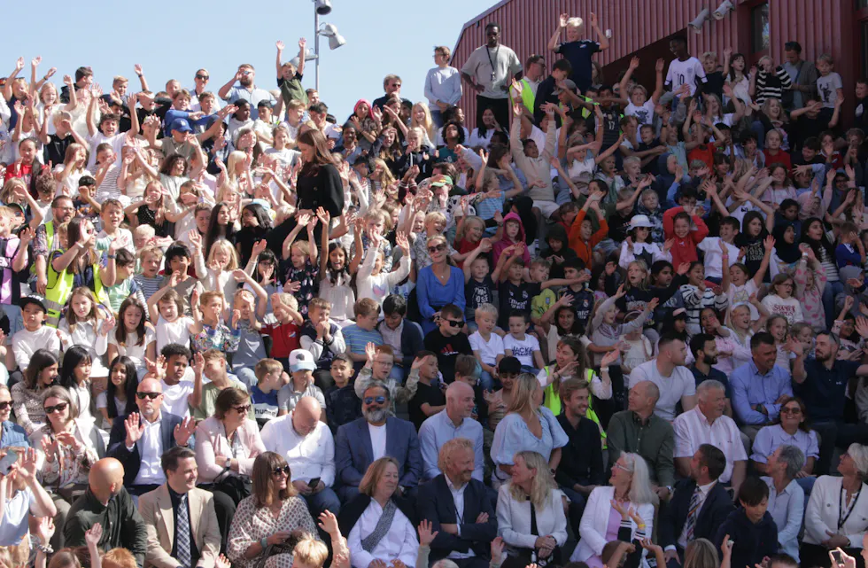 FESTSTEMNING: Det var elektrisk stemning blant barn og voksne på skolen da den offisielle åpningen ble feiret.