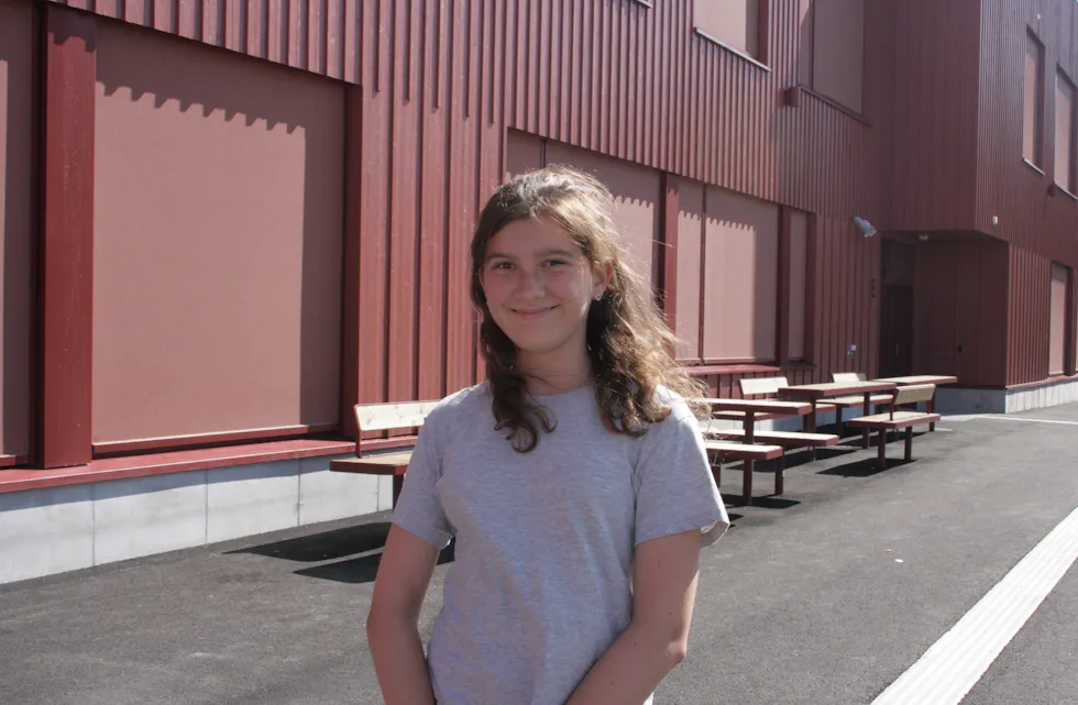 ENDELIG TILBAKE: Ingrid er syvendeklassing og var en av dem som egentlig skulle begynne på Refstad skole da de måtte stenge. Hittil har hun tatt skolebuss til og fra skolen gjennom hele skoletiden, men nå er hun endelig tilbake på den ordentlige skolen.