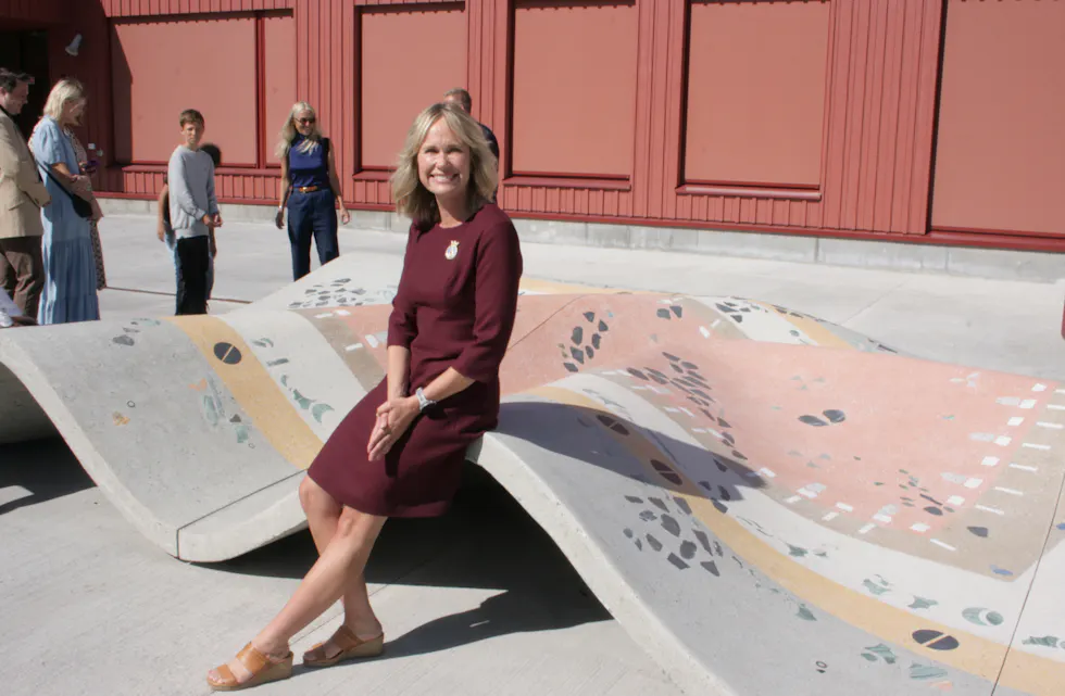 GLADDAG: Ordfører Anne Lindboe (H) gratulerer alle på Refstad skole med splitter ny skole og skolegård.