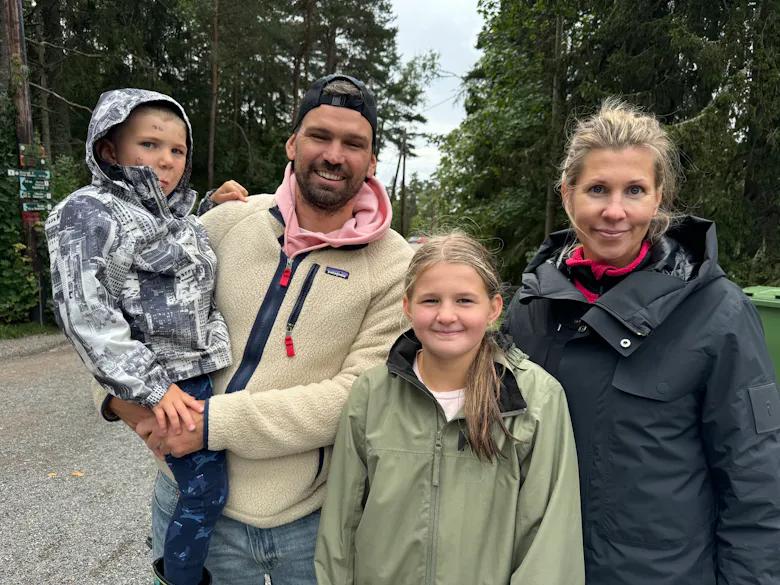 TILSKUERE: Alva og de andre svømmerne ble jublet på og heiet fram mens de var i vannet. Her med pappa Aleksander Markussen, mamma Vinnie Huser og lillebror Ludvik.