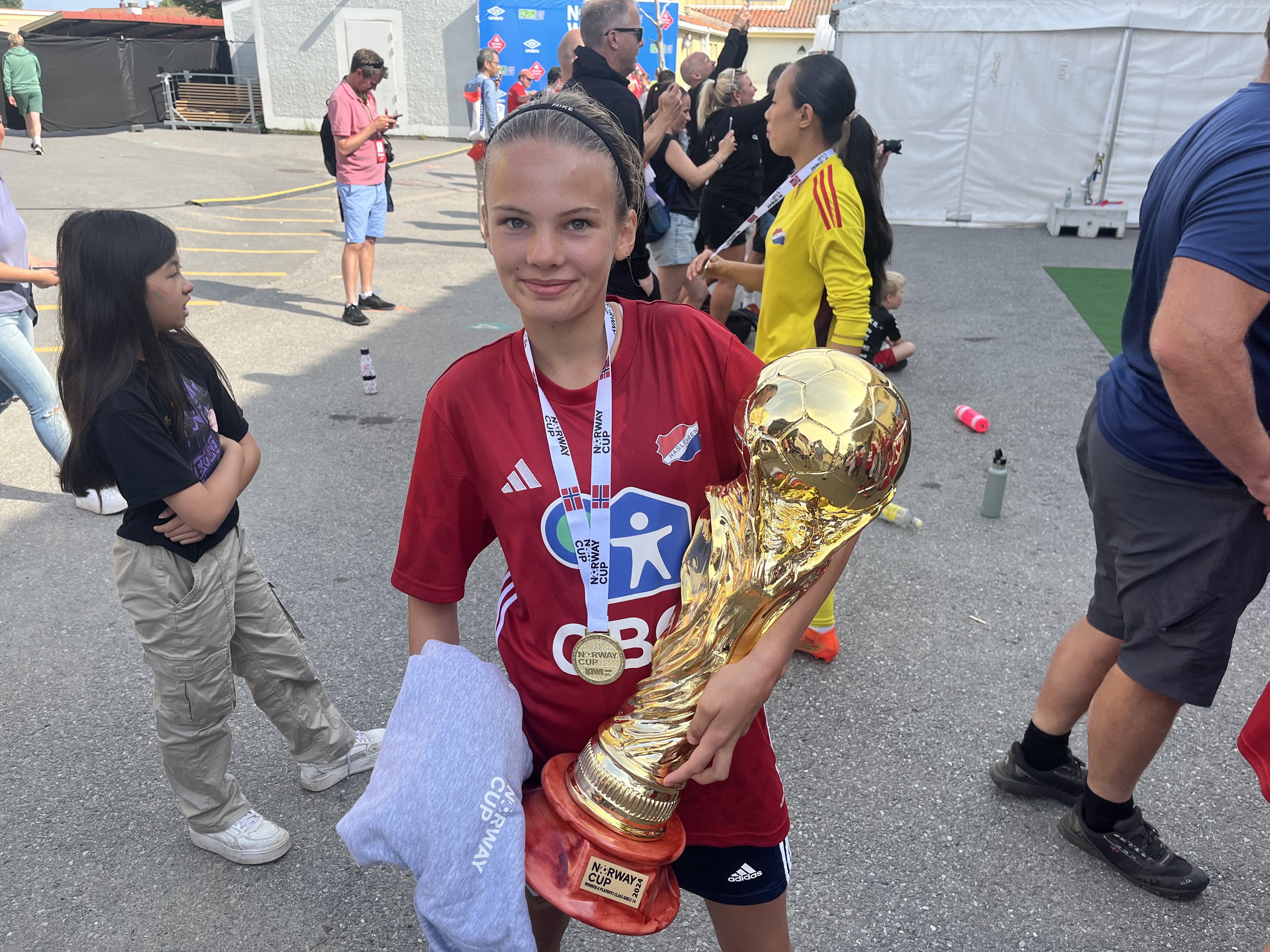 GIGANTPOKAL: Du vet du har levert varene når du står med en pokal, nesten like stor som deg selv. Avbildet er lagets kaptein, Iselin Hamnvik, som regjerte på midtbanen.