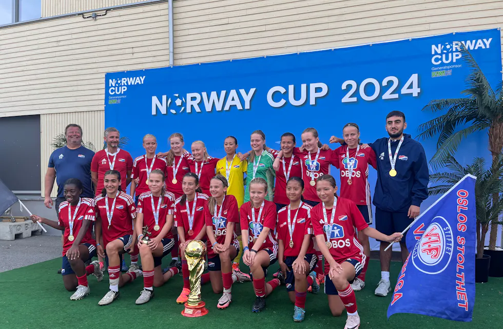 GULLJENTER: Hasle-Løren/Vålerenga stakk av med seieren i A-sluttspillet i Norway Cup etter en dominant oppvisning mot Spjelkavik i finalen.