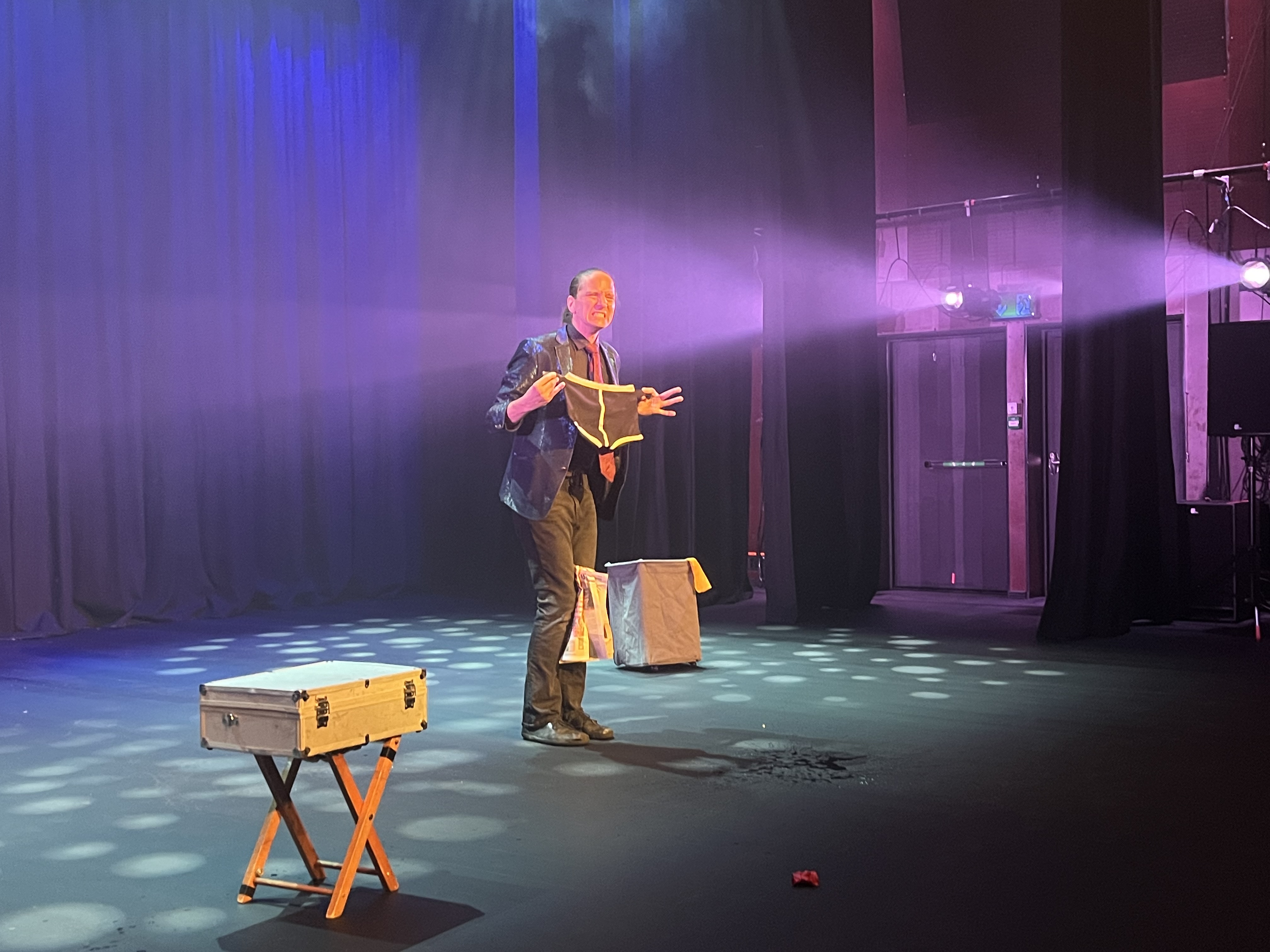 Tryllekunstner Hans Henrik Verpe fortryllet publikum i Rommenhallen med humor og magi, noe som fikk både latteren og undringen til å sitte løst hos de unge tilskuerne.