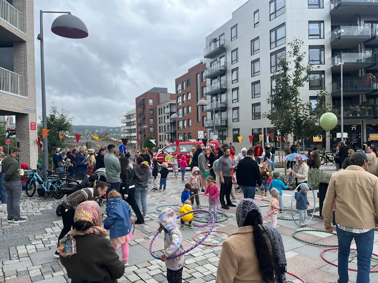 STORT OPPMØTE: Hundrevis av mennesker grep sjansen til å smake på livet som befant seg på torget denne lørdagen.