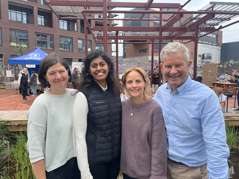 Nabolagsvert Katrin Schauer (f.v), prosjektleder Karunya Yogarajah, prosjektsjef Kine Steien og Martin Arentz-Hansen, prosjektleder torg/infrastruktur.