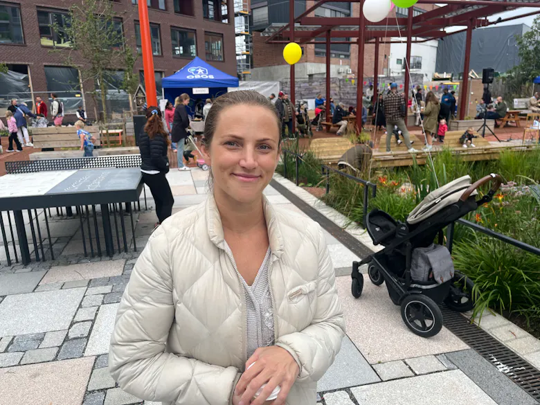 FORNØYD BEBOER: Småbarnsmoren Charlotte Tellefsen og hennes familie flyttet til Vollebekk fra Løren i 2021, og har ikke angret et sekund på det valget.