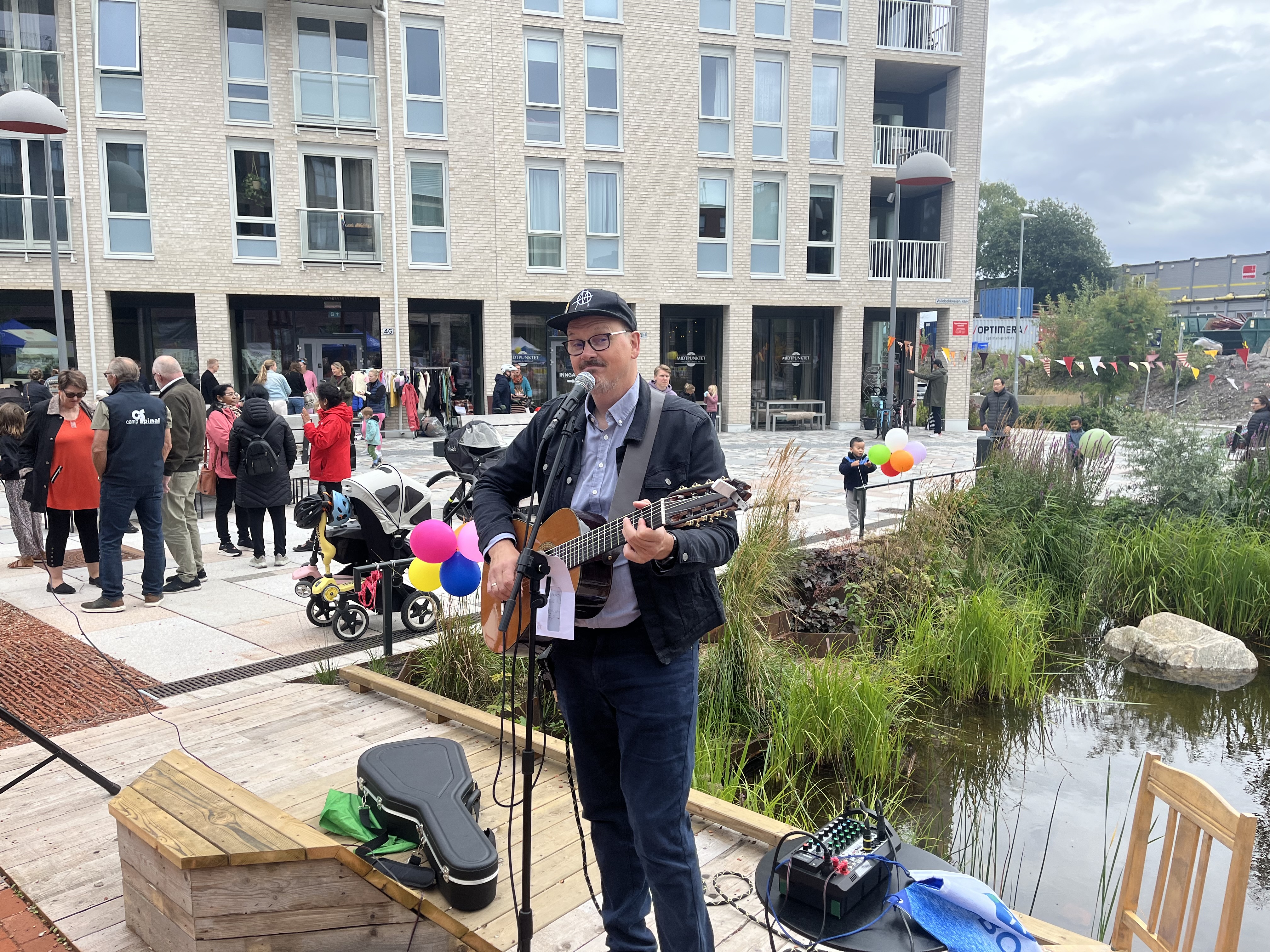 Kim Sivertsen vartet opp med hyggelig livemusikk.