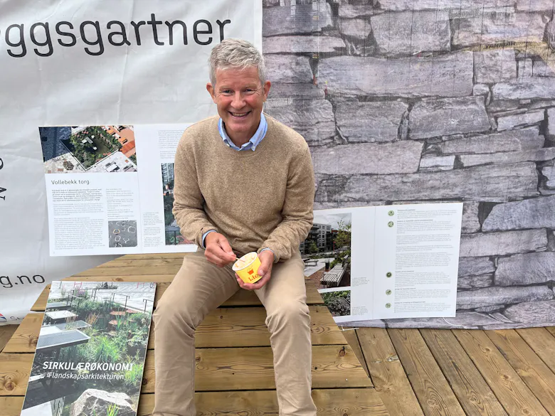 BÆREKRAFT I FOKUS: Martin Arentz-Hansen, prosjektleder torg/infrastruktur, nyter en is på torget, som i stor grad er bygd på gjenbruksmaterialer.