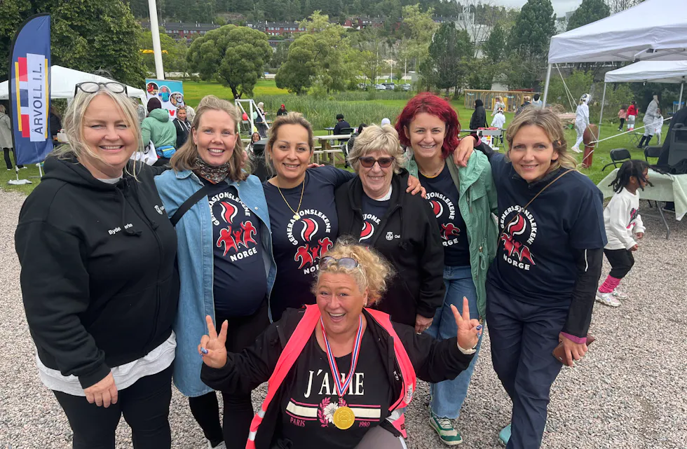 GODT SAMARBEID: Christina Bjerkaas (f.v.), Matilda Bosson, Aseel Muner Mahmoud, Gro Brenden, Tanja Culum, Katrine Sivertsen og Darija Fabijanovic i front. Takket være deres innsats og verdifull frivillig hjelp fra organisasjoner og privatpersoner har denne dedikerte gjengen gjort det mulig å arrangere Generasjonslekene for aller første gang i Bydel Bjerke.