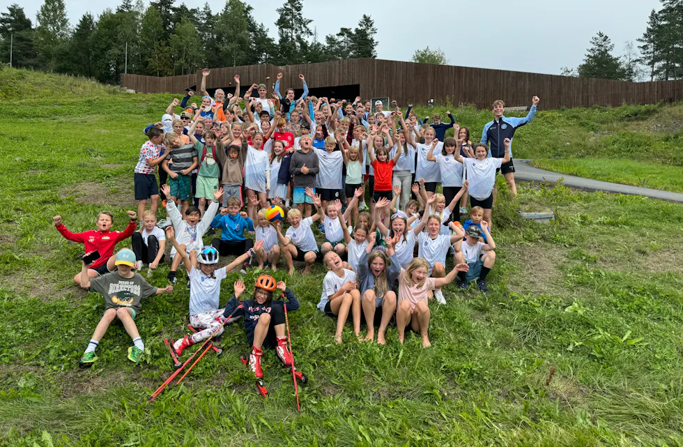 EKTE SPORTSGLEDE: Omtrent 100 ungdommer samlet seg i år til Multisportuka i Lillomarka arena.