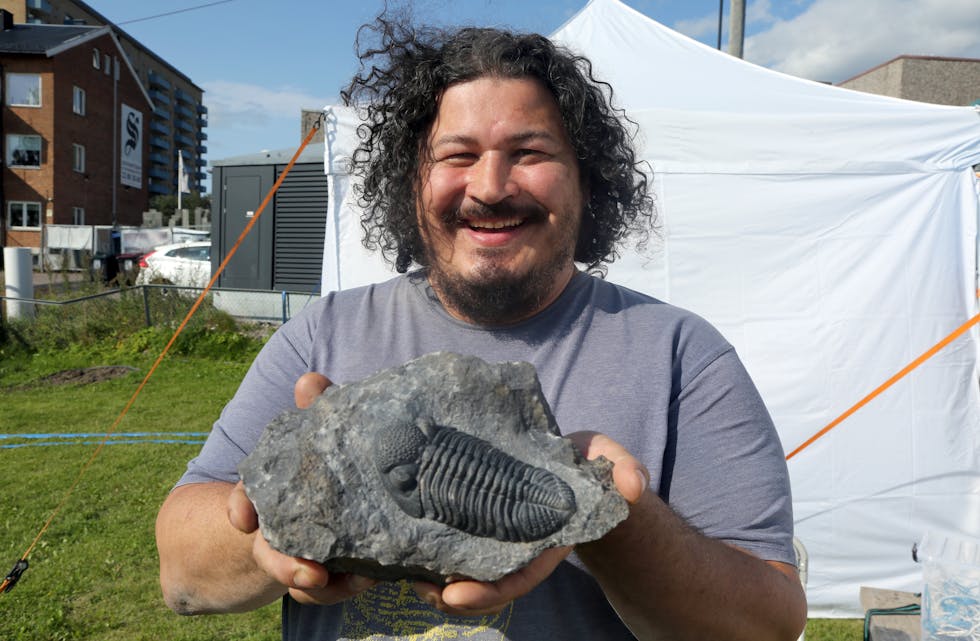 500 MILLIONER ÅR: Maximo Alfonso viser fram et av fossilene - et krepsedyr - han har «hogget fram» med hjelp av et redskap utviklet av en tanntekniker. En spesialitet han er alene om her i landet. Det er de reneste kunstverk - men så er den godeste Maximo også utdannet billedhugger.