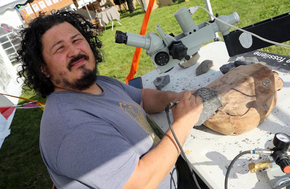 DETALJERT ARBEID: Maximo bruker mikroskop for å kunne utføre sitt helt spesielle arbeid.