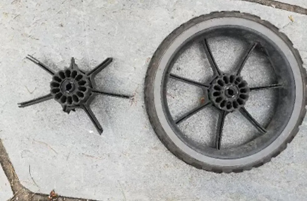 TOTALVRAKET: Det som en gang var et hjul på barnevogna var ikke til å kjenne igjen etter at bussen feide med seg det meste av delene på hjulet.