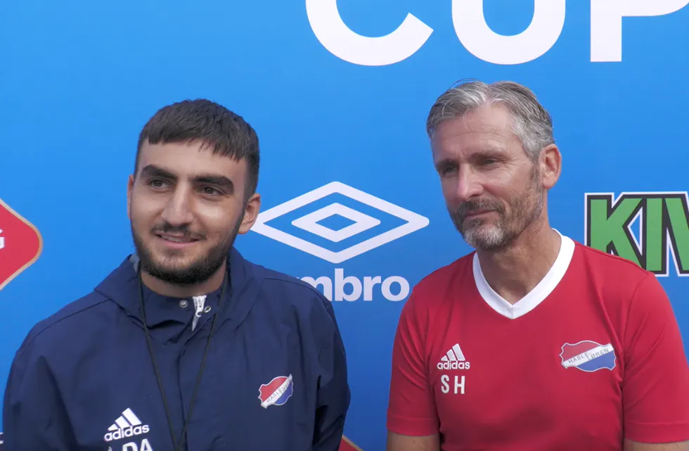 STOLTE TRENERE: Kevin Algunerhan (f.v) og Ståle Hamnvik er stolte over lagets prestasjoner, og gir dem all æren for Norway Cup-triumfen.