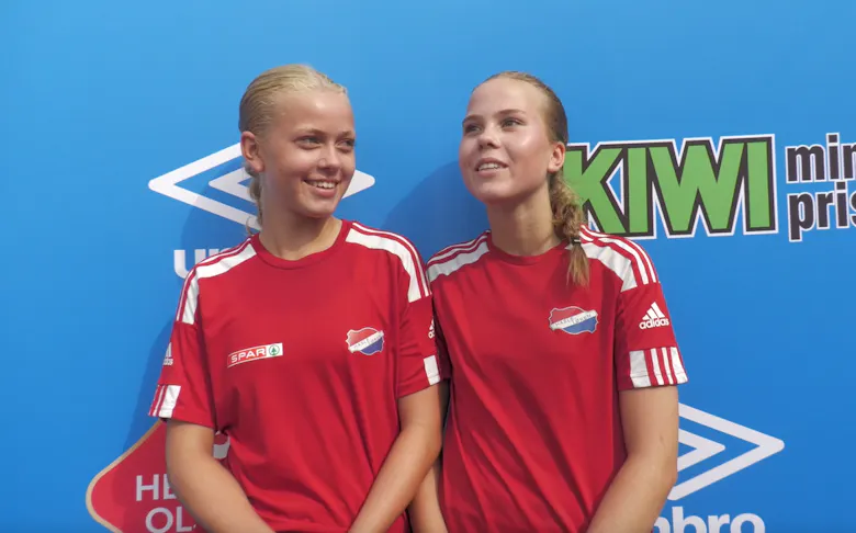 SØSTRE: Ebba (f.v) og Wilma Asbjørnsen viste også god kjemi på banen.