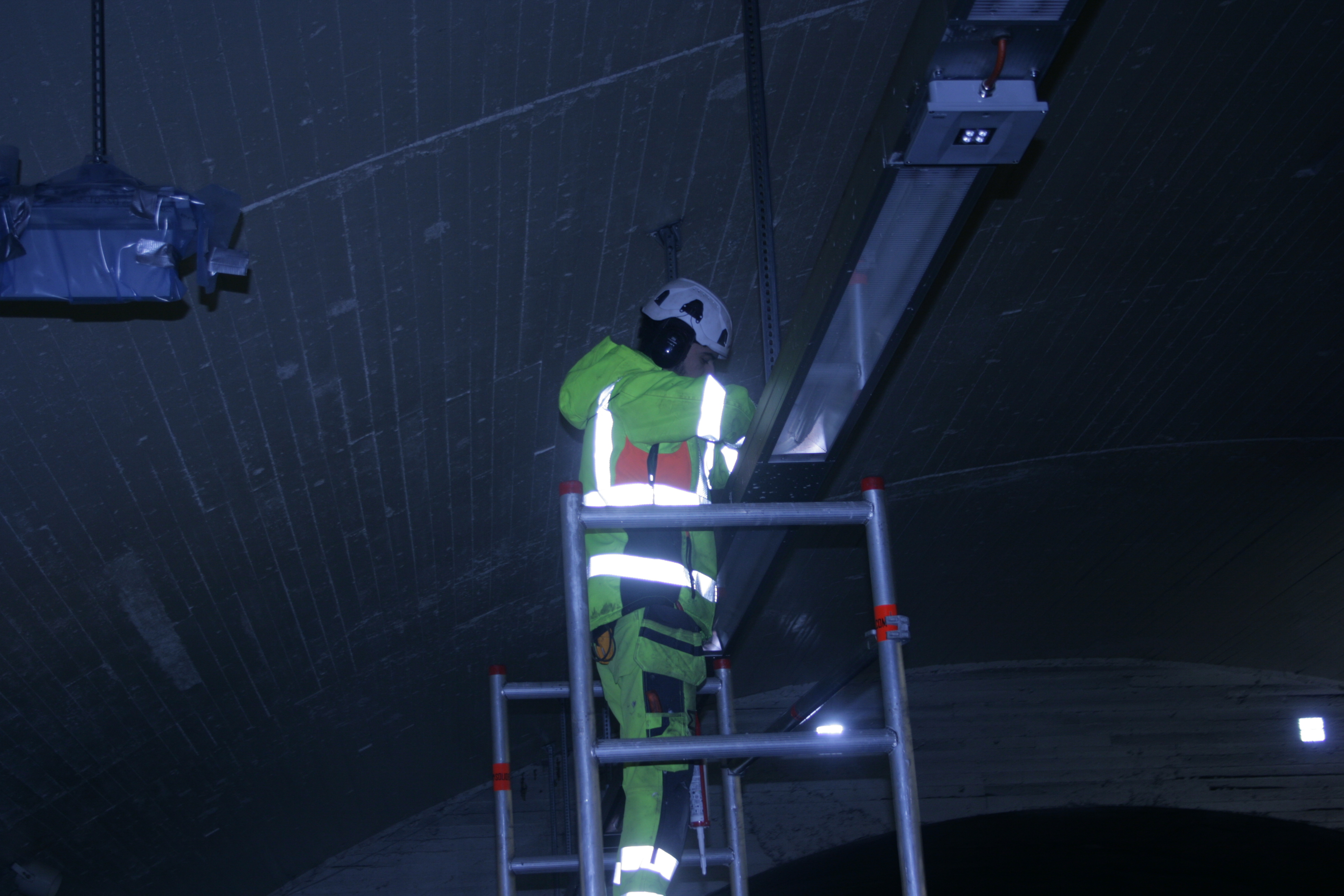 TETTER TAKET: Enkelte steder i tunnelene har det dryppet vann. Det kan føre til skader når vann drypper konsekvent på ett punkt, så nå tettes også taket med ny membran.