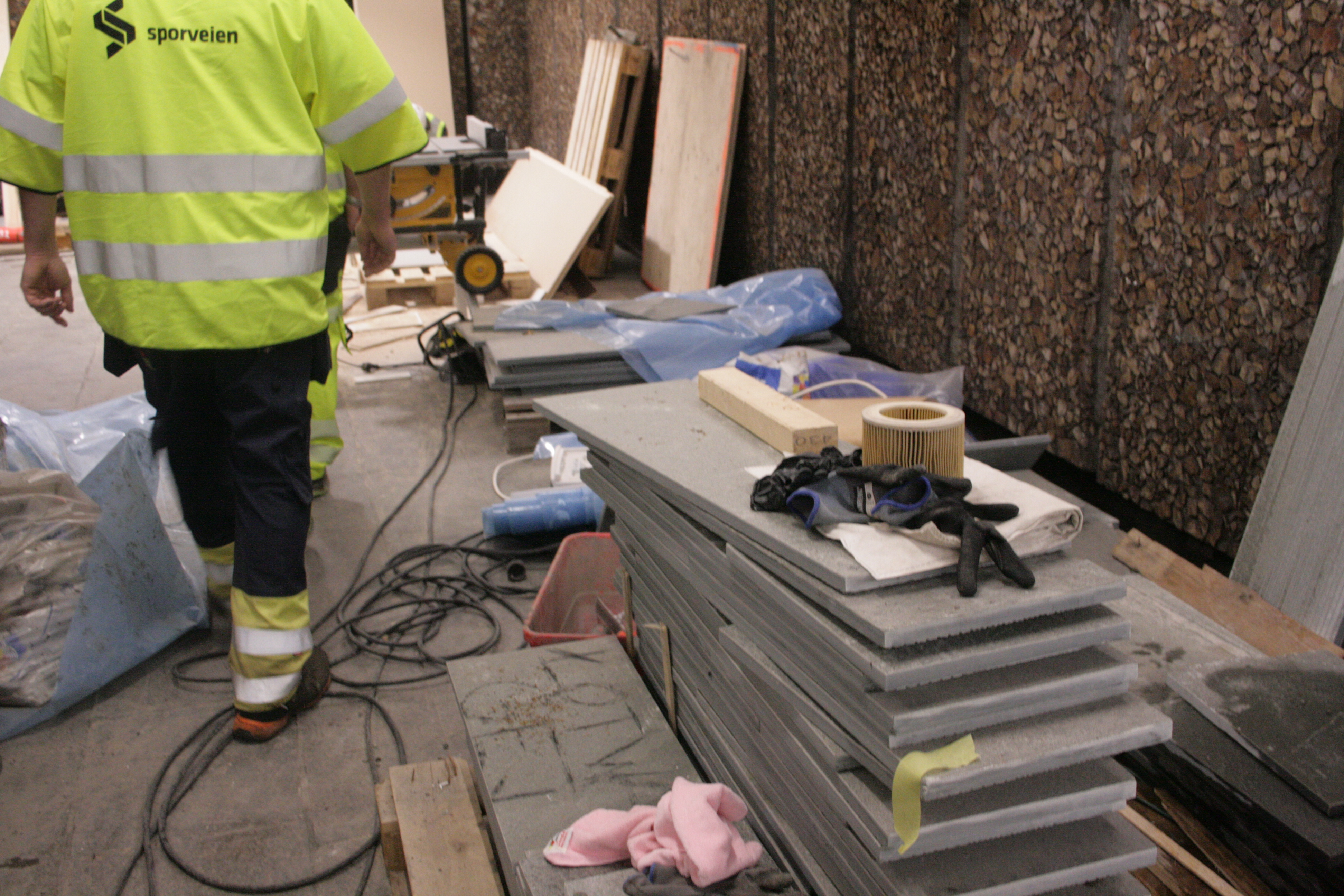 SISTE FINPUSS: På Vestli stasjon ligger nye skiferplater klare til å legges på plattformene.