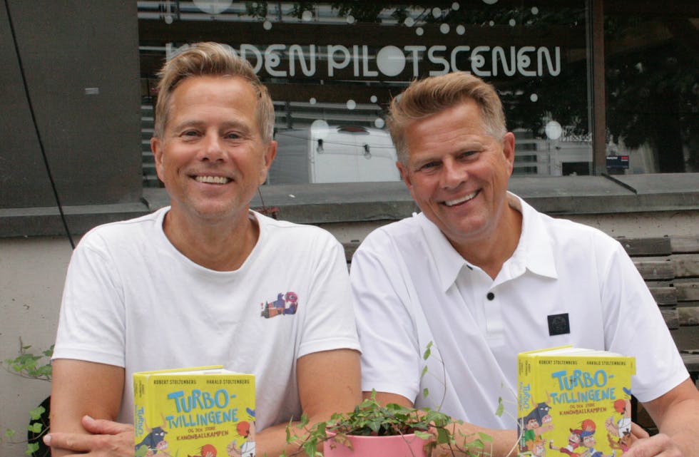 FRA BOK TIL TEATER: «Turbotvillingene» Harald Stoltenberg (t.v.) og Robert Stoltenberg har tatt historien ut av boka og inn på scenen. At boka får premiere i Groruddalen, tar det hele tilbake til barndommen.