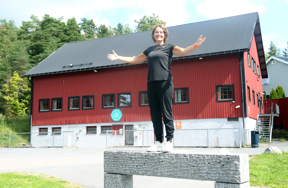 FULL JUBEL: Når det kommer inn rundt 1,7 millioner kroner fra Sparebankstiftelsen DNB til oppussing/oppgradering, har daglig leder i Stovner SK, Mariann Staxrud Utstumo, all grunn til å ta fram det store smilet.