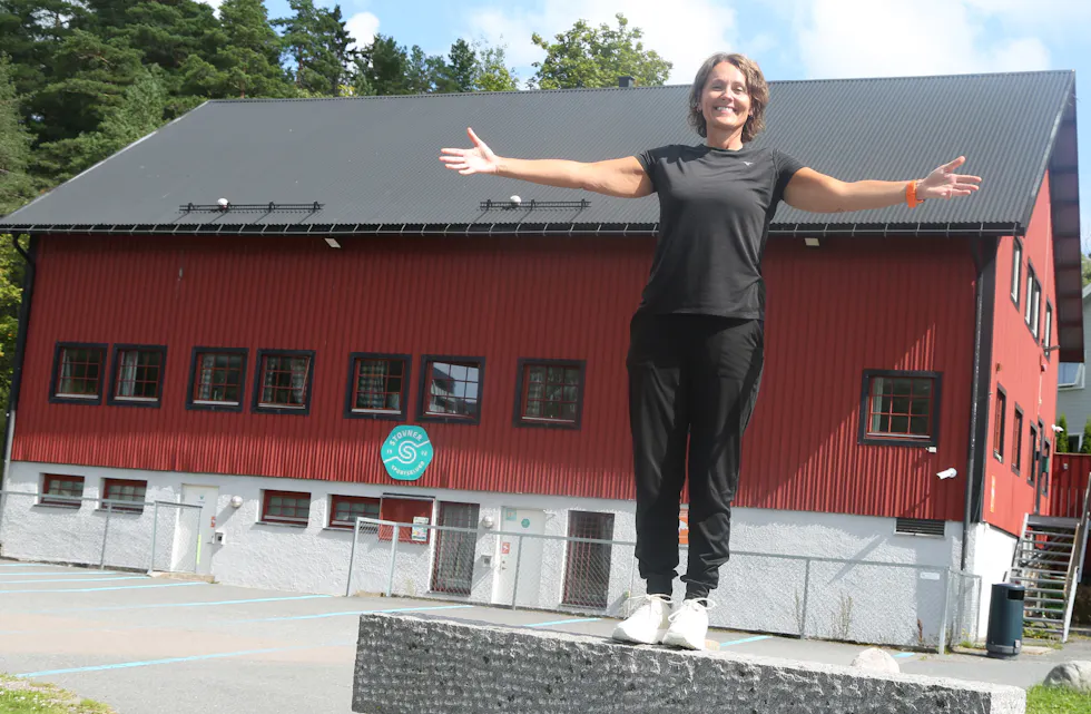 FULL JUBEL: Når det kommer inn rundt 1,7 millioner kroner fra Sparebankstiftelsen DNB til oppussing/oppgradering, har daglig leder i Stovner SK, Mariann Staxrud Utstumo, all grunn til å ta fram det store smilet.