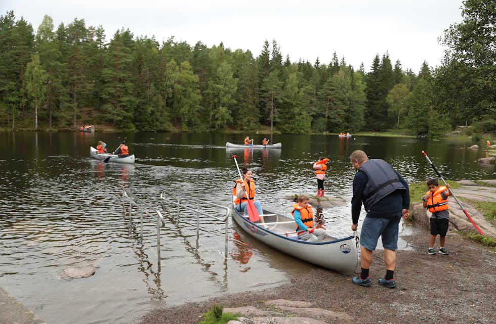 SJØTRAFIKK: Mange ville ut på vannet med kanoene.