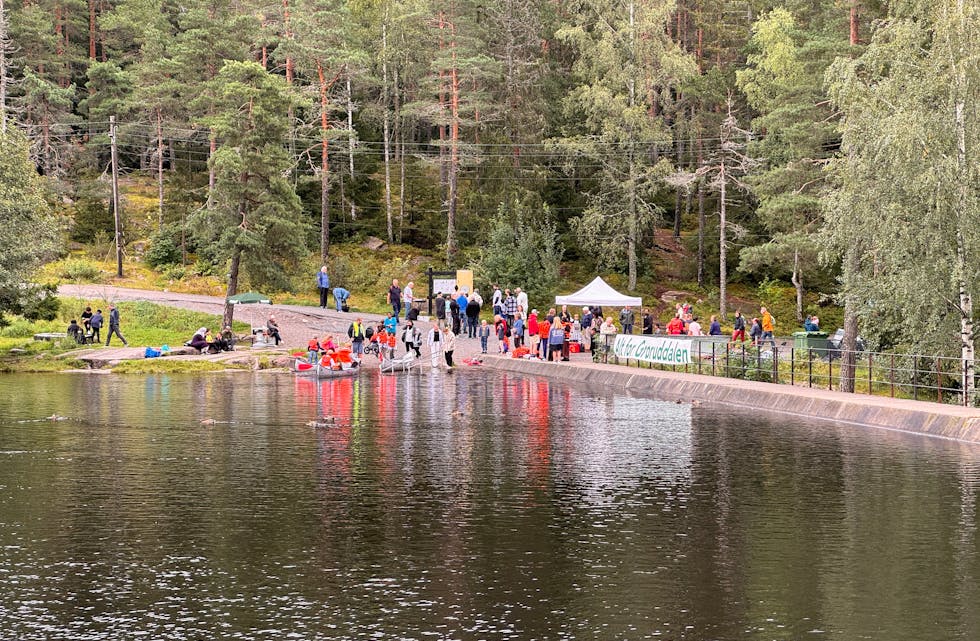 Folk strømmet til Badedammen på lørdag når Svømmeklubben Speed, lokalavisen og Romsås-speiderne inviterte til en familiedag med svømming, kanopadling, dart og kafé.