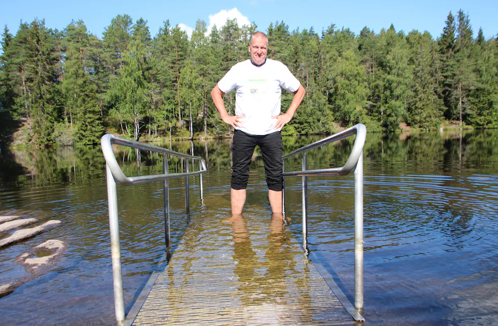 LIVSVIKTIG: Svømme- og aktivtetsdagen retter også søkelyset mot svømmesikkerhet. Kristian Austeg i SK Speed trener hver sommer flere hundre barn i svømmeopplæring, og har lørdag med seg instruktører som bistår svømmerne under forsøket på svømmeknappen. Instruktørene skal også ha fremvisning i ulike stiler.